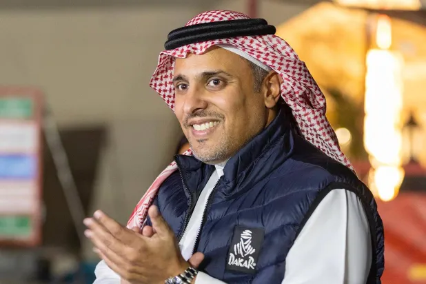 الأمير خالد بن سلطان العبدالله الفيصل خلال حضوره افتتاح رالي داكار (الشرق الأوسط) 