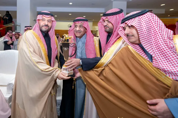 الأمير خالد بن سلطان بن عبدالعزيز أثناء تسليم الكأس للأمير فيصل بن خالد بعد فوز نديم الملوك الخالدية (سباقات الخيل)