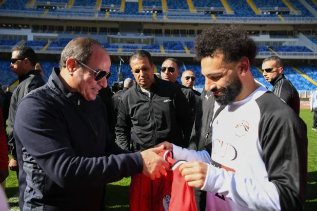 الرئيس عبد الفتاح السيسي خلال زيارته لتدريبات مصر والتقائه بمحمد صلاح (إكس)