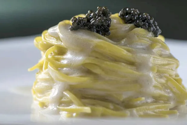 سباغيتي بالصلصة البيضاء (الشرق الأوسط)