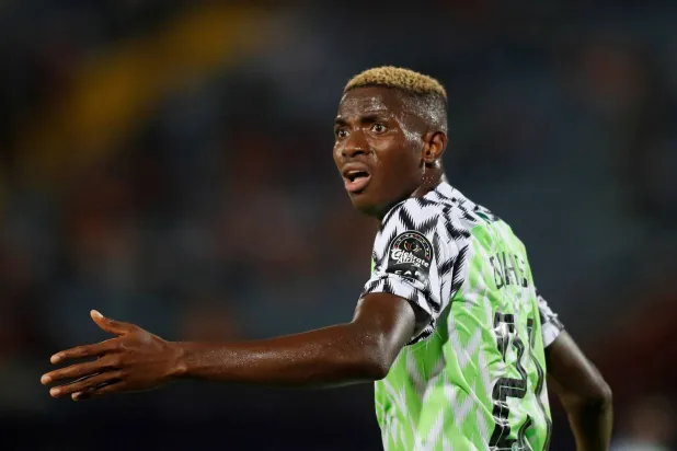 النيجيري فيكتور أوسيمن نجم نابولي الإيطالي (رويترز)