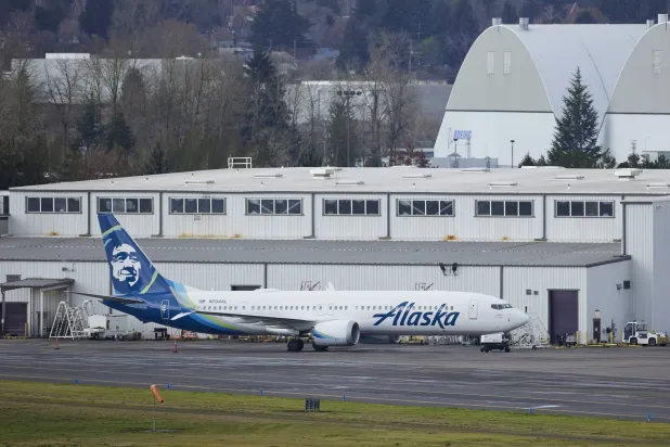طائرة من طراز «بوينغ 737 ماكس 9» تابعة لشركة «ألاسكا إيرلاينز» (أ.ب)