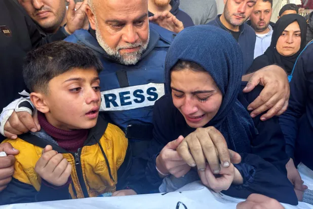 الإعلامي الفلسطيني وائل الدحدوح لحظة وداع نجله حمزة (رويترز)