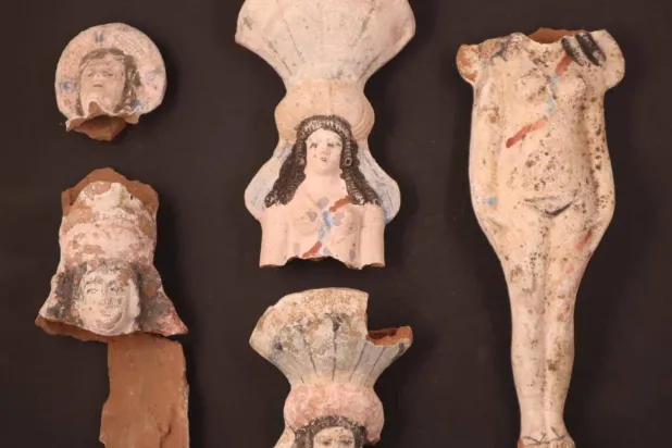 قطع أثرية متنوعة (وزارة السياحة والآثار المصرية)