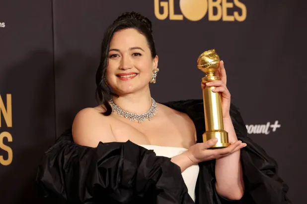 الممثلة ليلي غلادستون تمسك بجائزتها كأفضل ممثلة في حفل «غولدن غلوب» (رويترز)