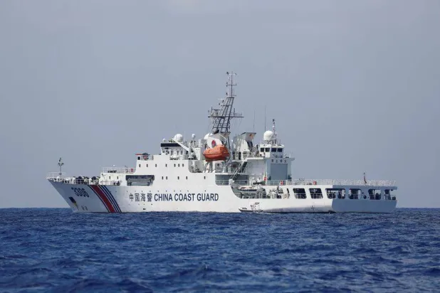 سفينة تابعة لخفر السواحل الصيني تقوم بدوريات في منطقة سكاربورو شول المتنازع عليها (أرشيفية - رويترز)