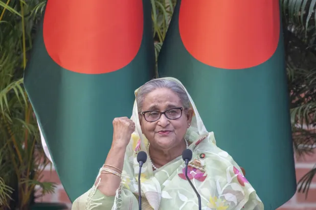 الشيخة حسينة خلال لقاء مع مراقبين وصحافيين أجانب في دكا الاثنين (إ.ب.أ)