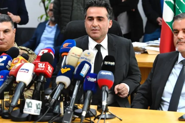 وزير الأشغال اللبناني علي حمية خلال المؤتمر الصحافي الذي عقده للحديث عن الخرق السيبراني للمطار (الوكالة الوطنية للإعلام)