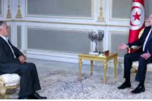 الرئيس التونسي قيس سعيد مع رئيس منتدى الحقوق الاقتصادية والاجتماعية التونسي عبد الرحمن الهذيلي (الرئاسة التونسية)