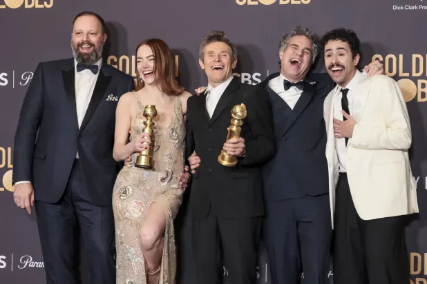 المخرج اليوناني يورغوس لانثيموس والممثلون الأميركيون إيما ستون وويليم دافو ومارك روفالو ورامي يوسف (إ.ب.أ)