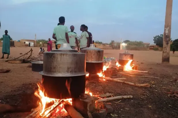 «البليلة العدسية» تُطهى على الفحم بالماء والملح فقط