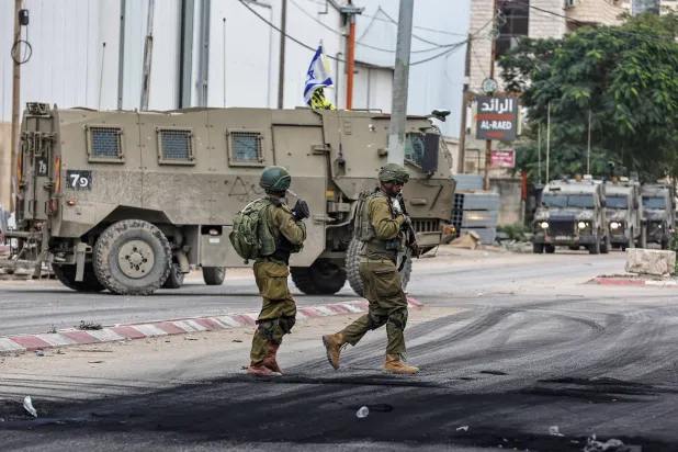 القوات الإسرائيلية خلال اقتحام سابق لمخيم للاجئين الفلسطينيين بالقرب من مدينة طولكرم (أ.ف.ب)