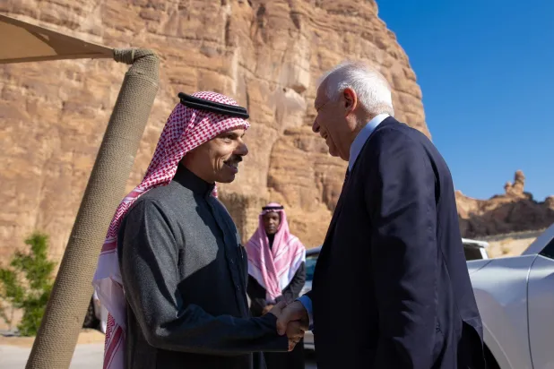 سعودی وزیر خارجہ شہزادہ فیصل بن فرحان العلا میں یورپی یونین کی خارجہ پالیسی کے سربراہ جوزپ بوریل سے ملاقات کرتے ہوئے (سعودی وزارت خارجہ - ای بی اے)