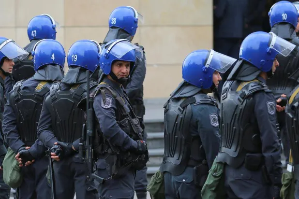 عناصر من الشرطة الأذربيجانية (رويترز)