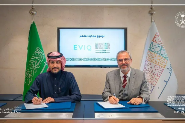 يملك «صندوق الاستثمارات العامة» السعودي شركة «روشن» للتطوير العقاري في حين يستحوذ على 75 % من شركة البنية التحتية للسيارات الكهربائية «إيفيك» (حساب الشركة على منصة «إكس»)