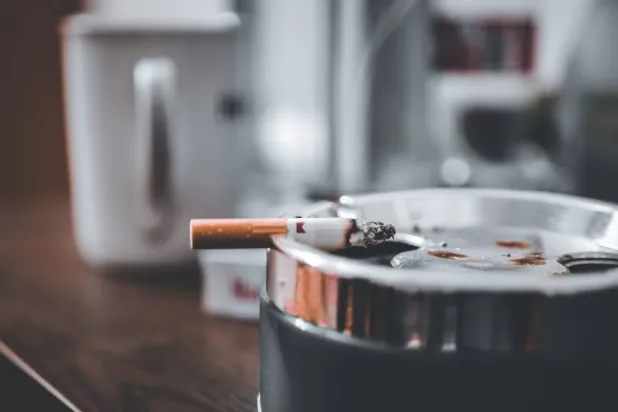 بقايا التدخين تظل عالقة لفترة على الأثاث والجدران (آن سبلاش)