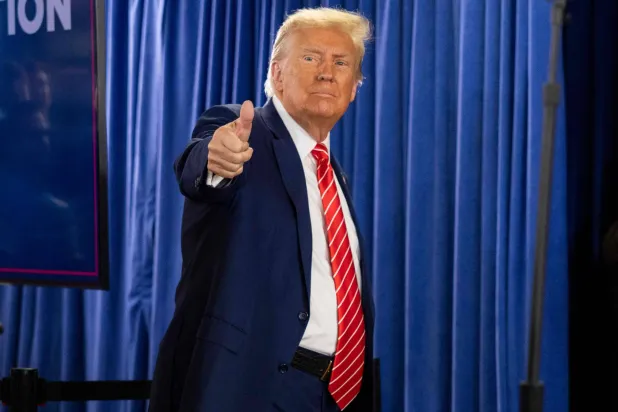 الرئيس السابق دونالد ترمب والمرشح الجمهوري الأوفر حظاً يحيي مناصريه في ولاية أيوا في 6 يناير الحالي (أ.ف.ب)