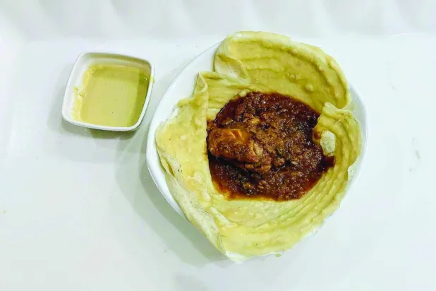 القراصة بدمعة الدجاج أحد الأطباق الرئيسية في مطعم «القراصة»