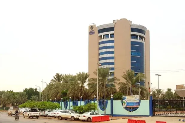 مقر برج مصرف الساحل والصحراء في الخرطوم قبل تدميره (الصفحة الرسمية للمصرف على «فيسبوك»)