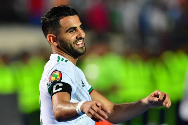 الآمال معلقة على رياض محرز لقيادة الجزائر إلى لقب كأس أفريقيا (أ.ف.ب)