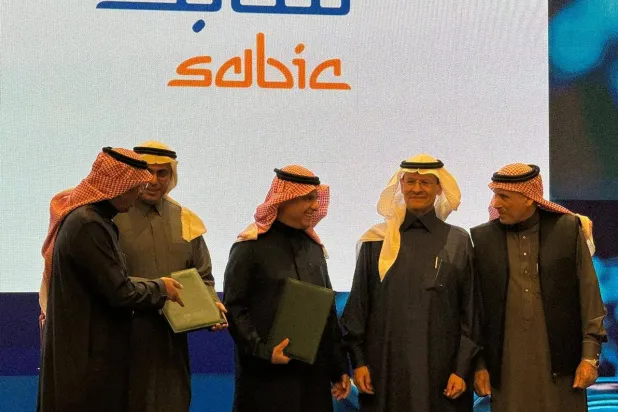 وقَّعت «سابك» السعودية وبنك «التصدير والاستيراد» اتفاقية بحضور الأمير عبد العزيز بن سلمان (الشرق الأوسط)