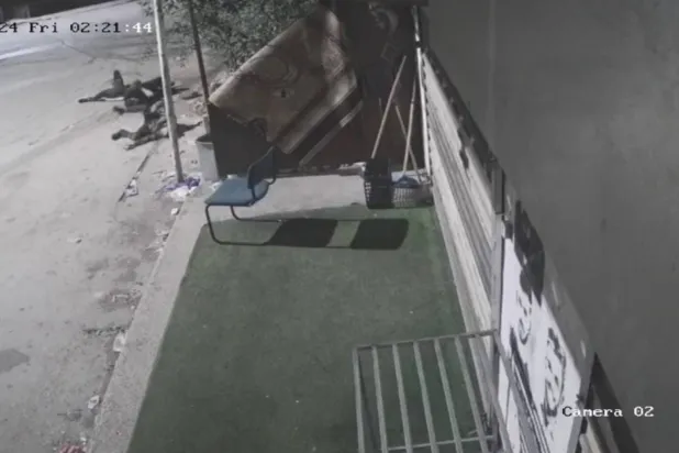 صورة مأخوذة من لقطات كاميرا في الساعات الأولى من يوم الجمعة 5 يناير 2024 تظهر ثلاثة رجال مستلقين على الأرض بعد أن فتح جنود إسرائيليون النار في قرية بيت ريما بالضفة الغربية المحتلة (أ.ب)