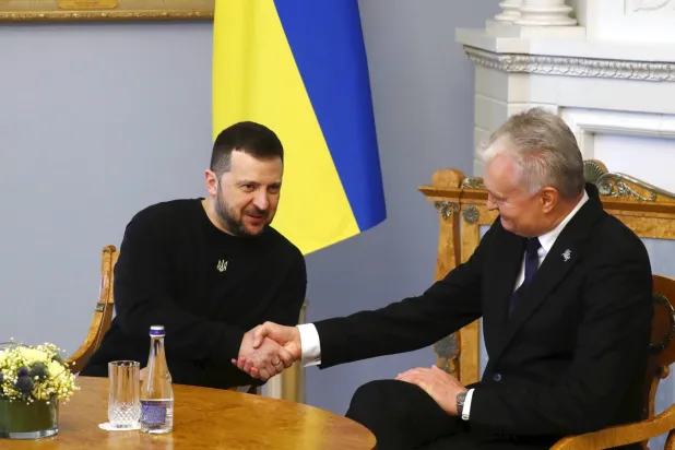 الرئيس الليتواني جيتاناس نوسيدا يصافح نظيره الأوكراني فولوديمير زيلينسكي في فيلنيوس (إ.ب.ا)