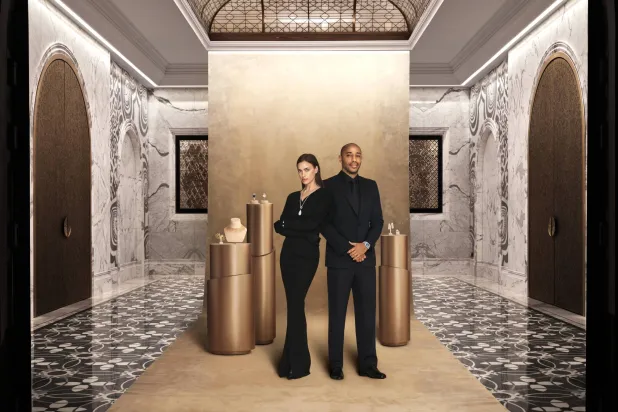 تييري هنري وإيرينا شايك في لقطة من الفيلم الترويجي للمعرض