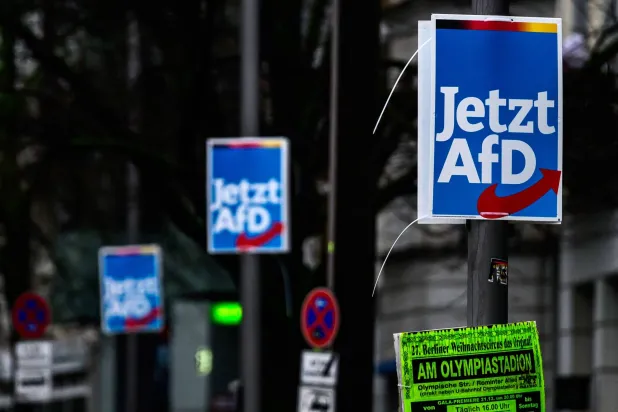 لافتات انتخابية داعمة لحزب «البديل لألمانيا» في برلين 2 يناير (أ.ف.ب)