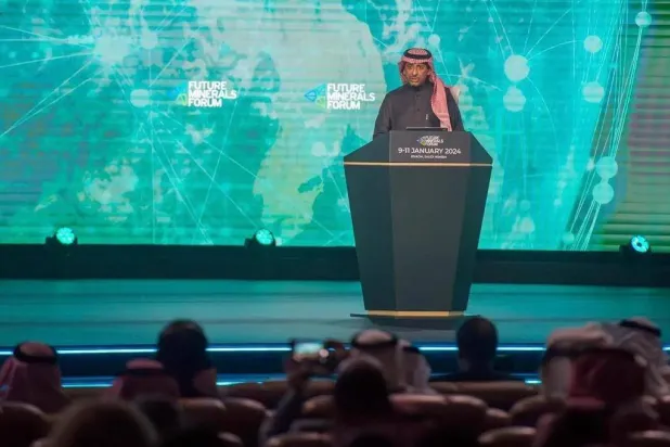 وزير الصناعة والثروة المعدنية خلال افتتاحه النسخة الثالثة من مؤتمر التعدين الدولي (الشرق الأوسط)