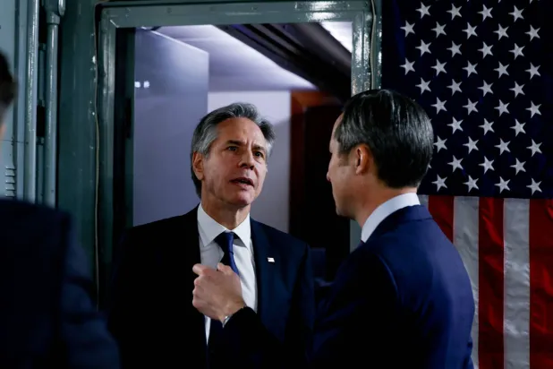 وزير الخارجية الأميركي أنتوني بلينكن يتحدث مع موظفيه على متن الطائرة بعد مغادرته المنامة إلى تل أبيب خلال رحلته التي تستغرق أسبوعاً عبر الشرق الأوسط في 10 يناير 2024 (أ.ف.ب)