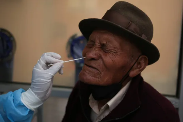 رجل يجري اختباراً للكشف عن مرض كوفيد – 19، في لاباز، بوليفيا، 04 يناير 2024 (إ.ب.أ)