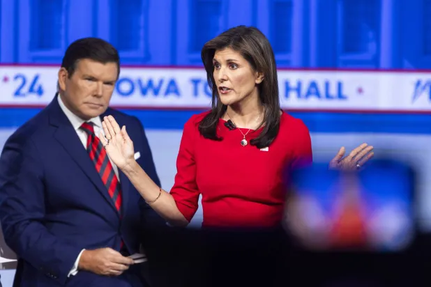 المرشحة الجمهورية للرئاسة وحاكمة كارولينا الجنوبية السابقة نيكي هيلي (على اليمين) تتحدث في قاعة مدينة آيوا مع مذيع شبكة «فوكس نيوز بريت بايير» في الثامن من يناير الحالي (إ.ب.أ)