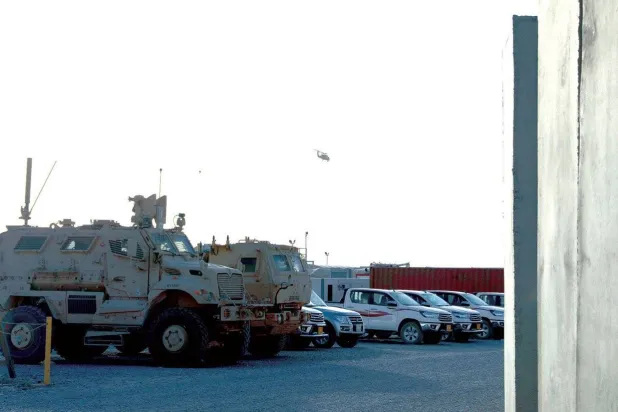اربیل ہوائی اڈے کے قریب "حریر" ایئر بیس پر امریکی فوج کی گاڑیاں کھڑی ہیں (امریکی فوج)