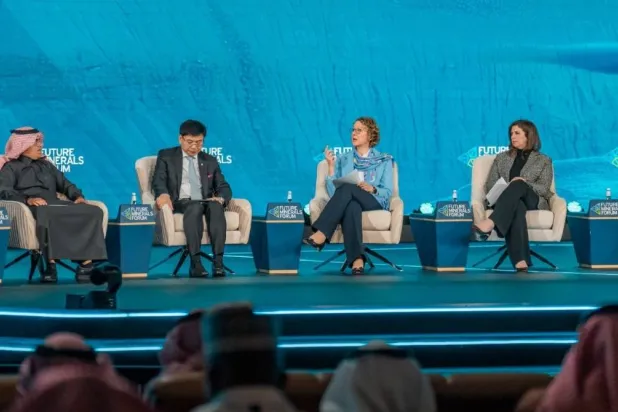 إحدى جلسات اليوم الثاني من فعاليات «مؤتمر التعدين الدولي» في الرياض بمشاركة عدد من المسؤولين (الشرق الأوسط)