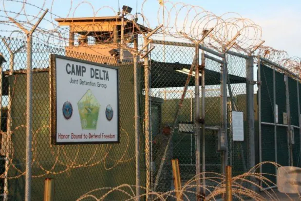 السياج الخارجي لمعسكر دلتا في غوانتانامو (نيويورك تايمز)