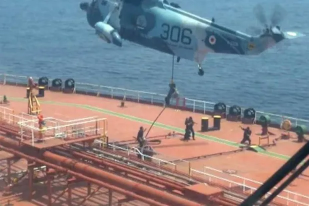 وحدة من الجيش الإيراني أثناء عملية إنزال على متن ناقلة أبريل الماضي (تسنيم)