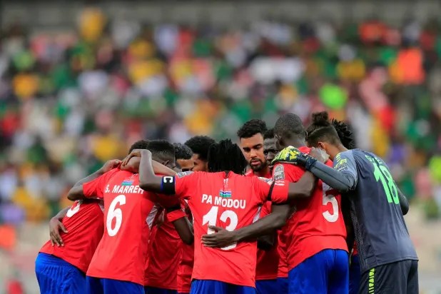 منتخب غامبيا خلال مباراته مع الكاميرون (رويترز)