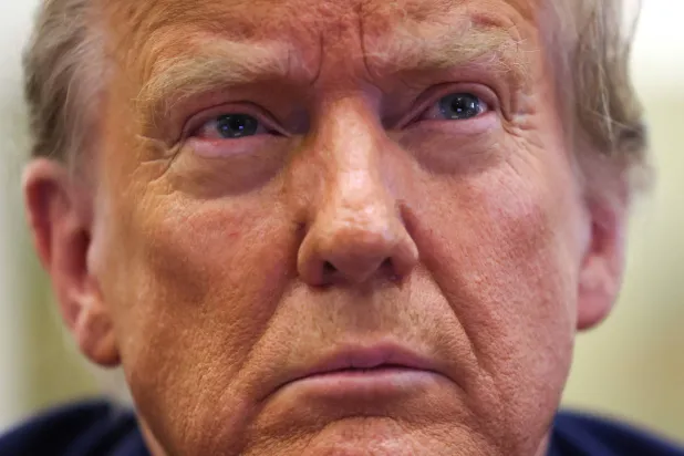 الرئيس السابق دونالد ترمب يجلس في المحكمة العليا لنيويورك خلال محاكمته بالاحتيال (أ.ف.ب)