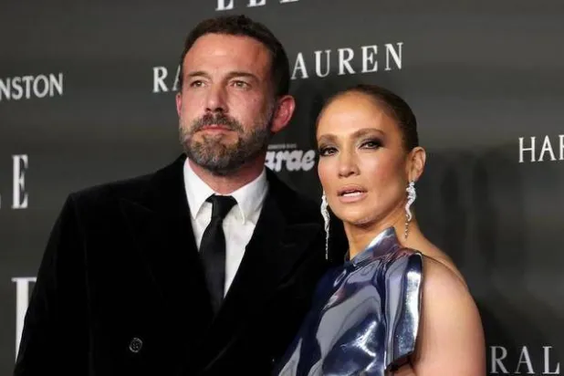 النجمة الأميركية جنيفر لوبيز وزوجها الممثل الشهير بن أفليك (رويترز)