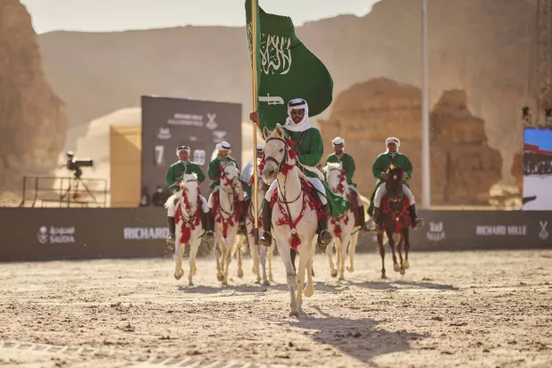 فرسان البولو يرفعون العلم السعودي (واس )