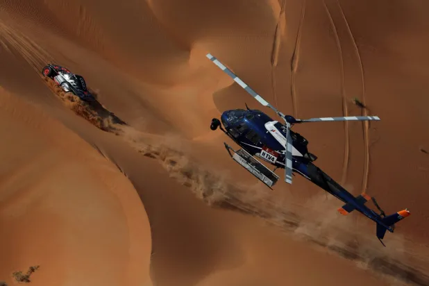 كارلوس ساينز سائق فريق أودي سبورت ومساعده لوكاس كروز خلال المرحلة 6 (رويترز)