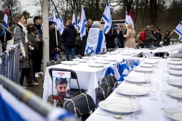 مؤيدون لإسرائيل في لاهاي بهولندا في وقفة احتجاجية تضامناً مع الرهائن الإسرائيليين خلال جلسة الاستماع في محكمة العدل الدولية بشأن شكوى الإبادة الجماعية المقدمة من جنوب أفريقيا بشأن العمل العسكري الإسرائيلي في قطاع غزة 12 يناير 2024 (إ.ب.أ)