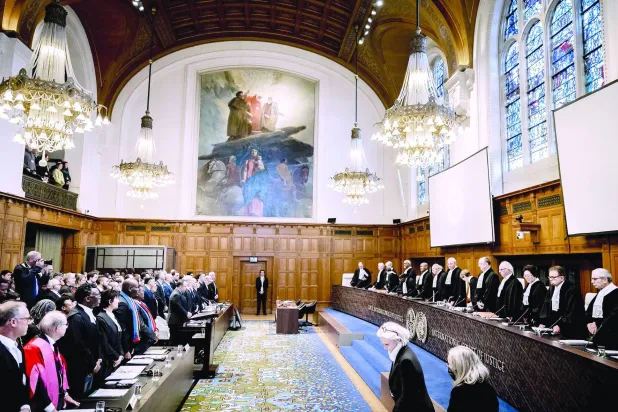 بین الاقوامی عدالت انصاف کے پینل نے کل دی ہیگ میں جنوبی افریقہ کی طرف سے اسرائیل کے خلاف دائر کردہ "نسل کشی" کے مقدمے کی سماعت کا آغاز کیا (ای پی اے)