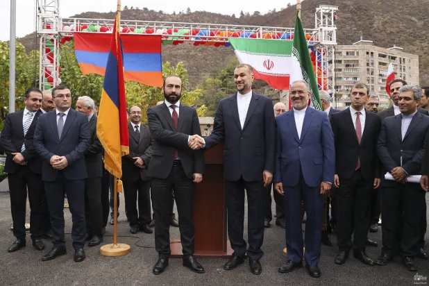 وزيرا الخارجية الإيراني والأرميني خلال افتتاح سفارة طهران في مدينة «باكان» عام 2022 (خارجية يريفان)