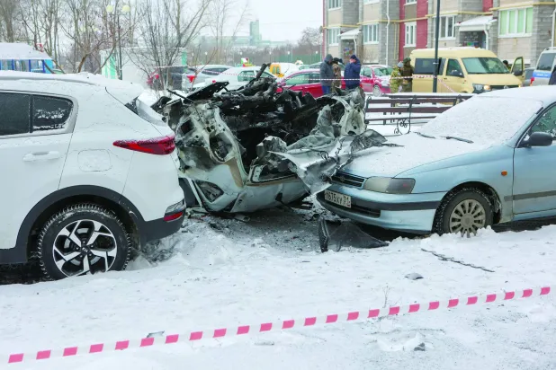 ایک رہائشی عمارت کے سامنے تباہ شدہ کار جس کے بارے میں روسی حکام کا کہنا ہے کہ یہ بیلگورود میں یوکرائنی فوجی حملہ میں تباہ ہوئی ہے (روئٹرز)