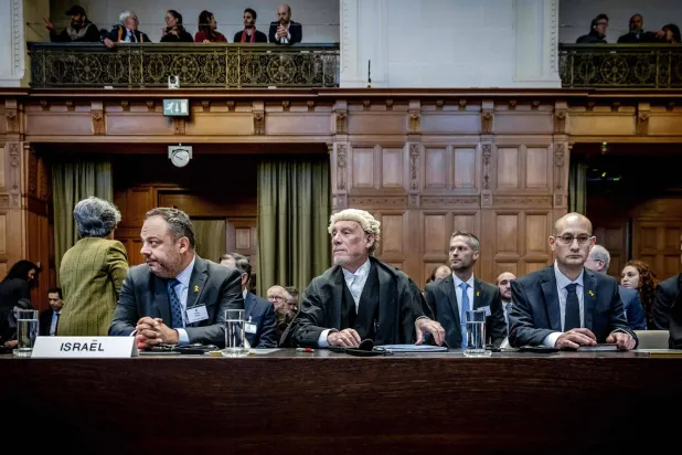 أعضاء الوفد القانوني الإسرائيلي داخل محكمة العدل الدولية في لاهاي الجمعة (أ.ف.ب)