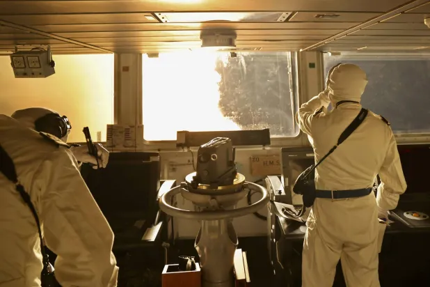 صورة وزعتها وزارة الدفاع البريطانية أمس تُظهر عملية إطلاق صواريخ في البحر الأحمر من على متن المدمرة البريطانية "إتش أم إس دايموند" (أ.ب)