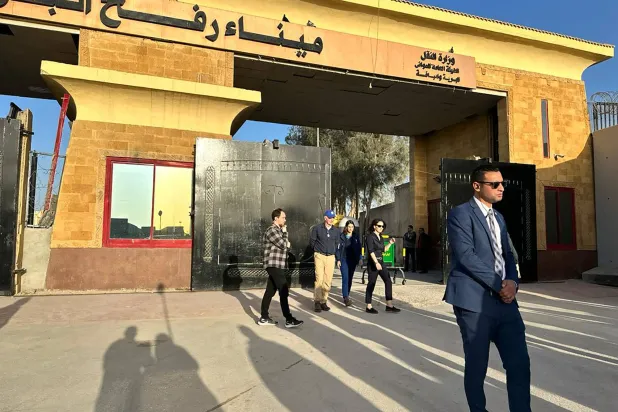 وزيرة الخارجية الألمانية أنالينا بيربوك خلال زيارة لمعبر رفح الحدودي بين مصر وغزة (أ.ف.ب)