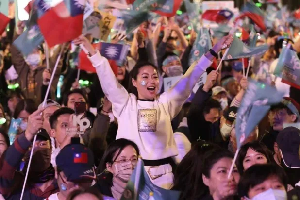 أنصار المرشح الرئاسي ﻟ«حزب شعب تايوان» كو وين - جي يهتفون خلال تجمع انتخابي في تايبيه في 12 يناير 2024 (أ.ب)